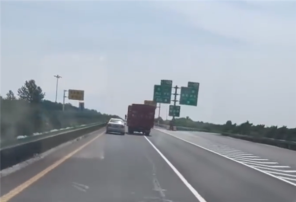 視頻小車事故真實案例_小車事故視頻_車輛事故視屏